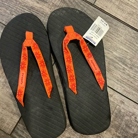 TREDZ FLIP FLOPS - Picture 1 of 4